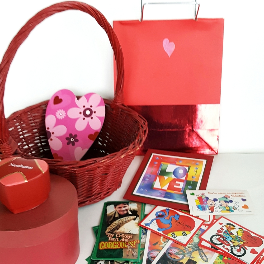 Valentine Hearts Bundle Red Wicker Basket Gift Boxes Cards Gift Bag Romantic - Picture 5 of 10